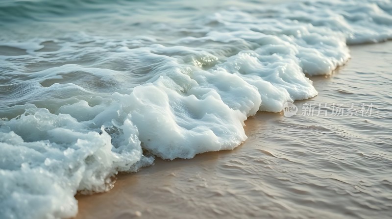 海浪轻拍沙滩