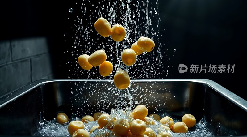 新鲜柠檬落入水中溅起水花四溅