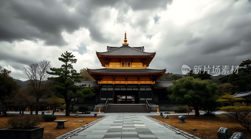 金碧辉煌古寺云雾缭绕山间