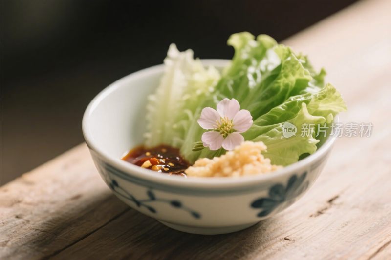 美食碗装食材与装饰花