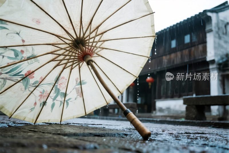 雨中古典油纸伞置于古街