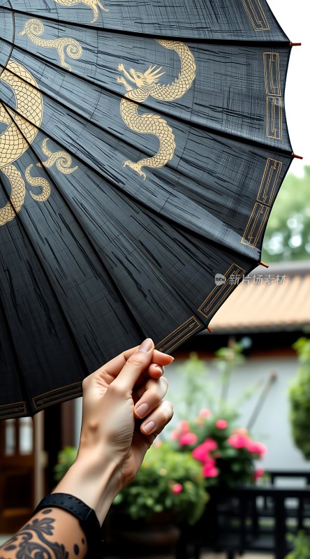 黑色油纸伞上的金色龙纹