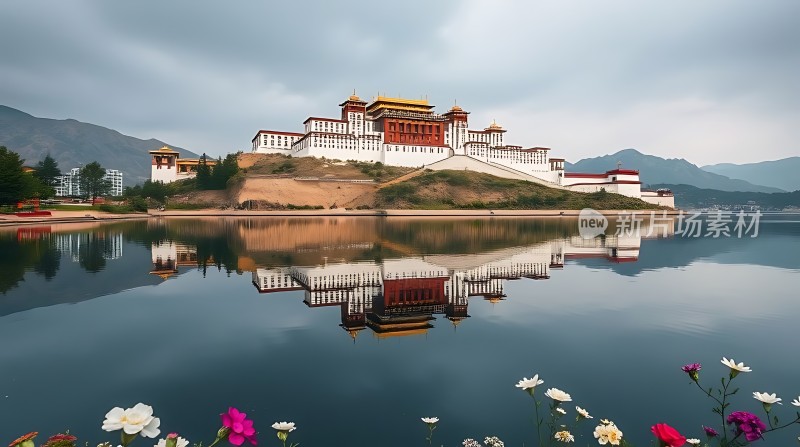 湖畔古堡映花影