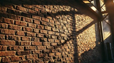 阳光下的红砖墙 阳光下的红砖墙