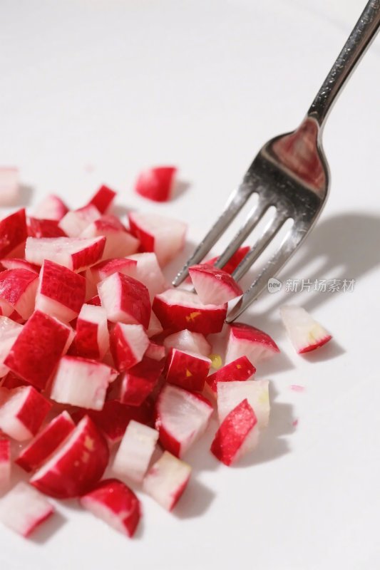 切好的萝卜与叉子