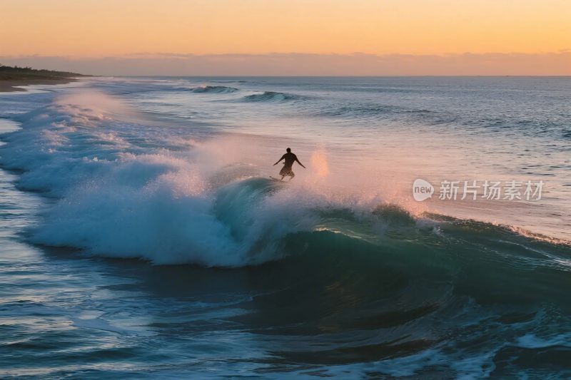夕阳下的冲浪者