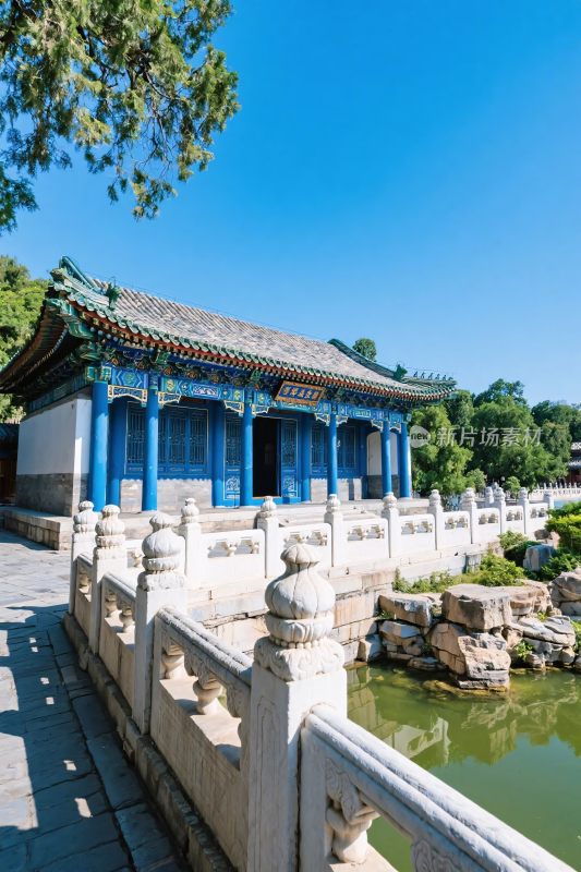 中式古建与湖泊景观