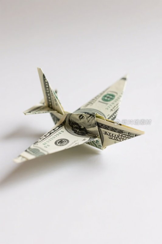 美元折成的纸飞机造型