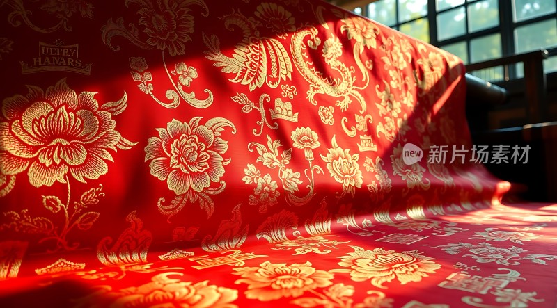 红色花纹布料阳光下的美丽景象