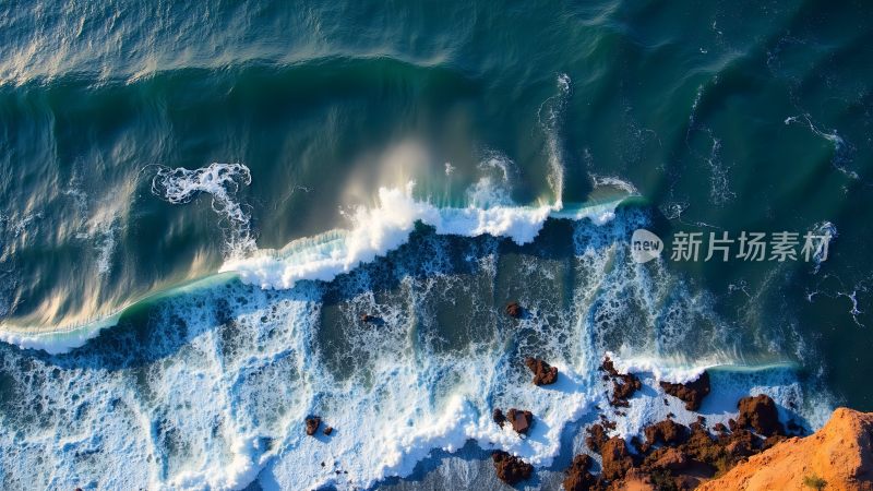 海浪拍打礁石的壮丽景象