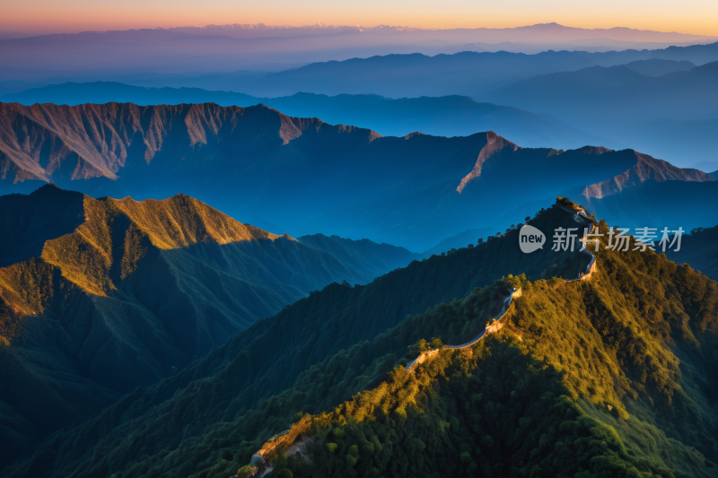 日落时分山脉上一条蜿蜒的道路高清图片