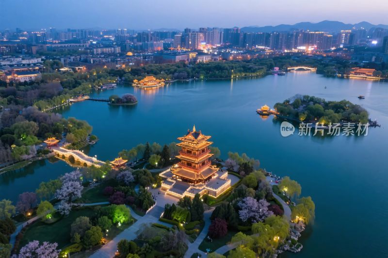 湖景塔楼夜景图