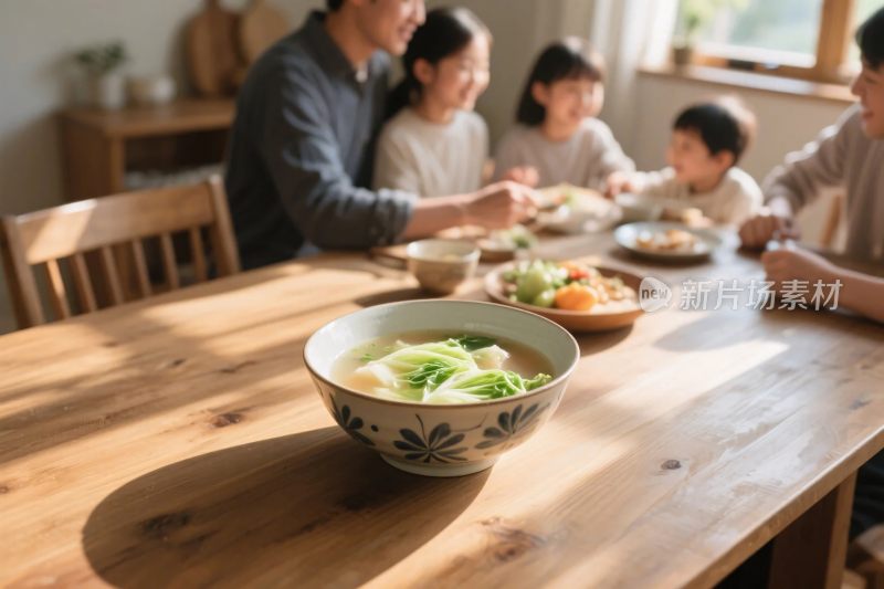 家庭温馨用餐场景