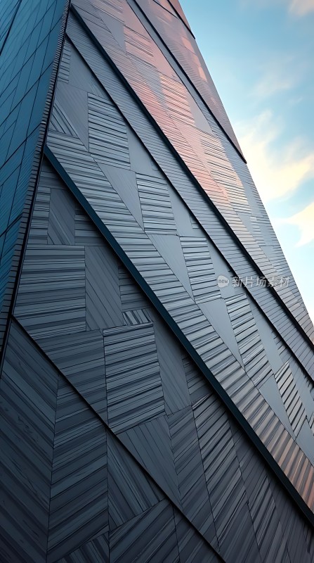 现代建筑外观几何线条与蓝天相映成趣
