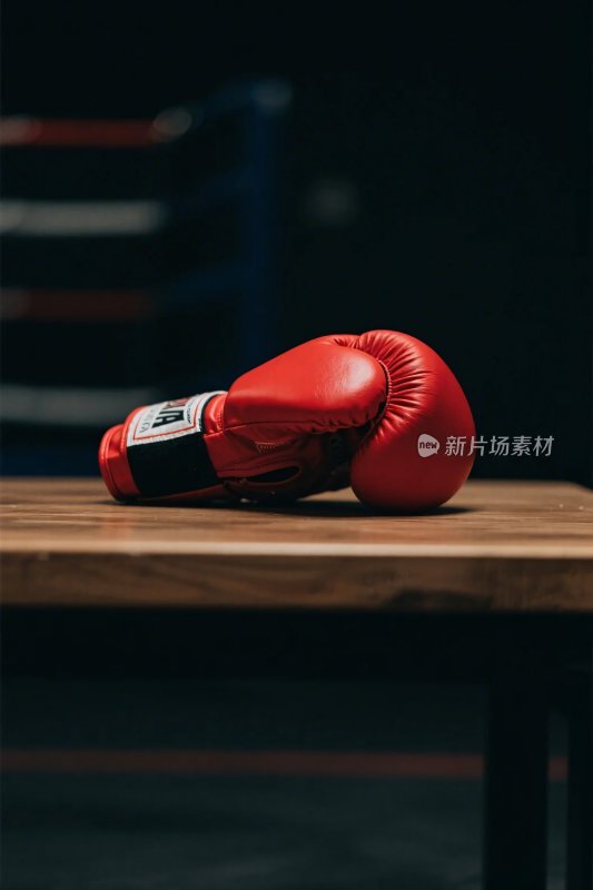 红色拳击手套置放图