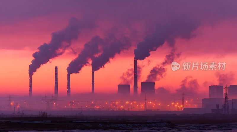 夕阳下的工厂烟囱冒烟景象