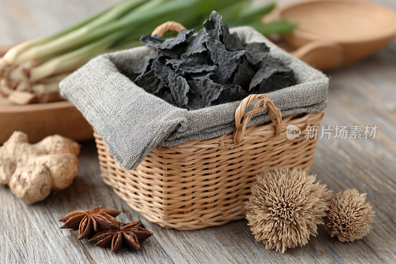 木桌摆放的篮子与食材