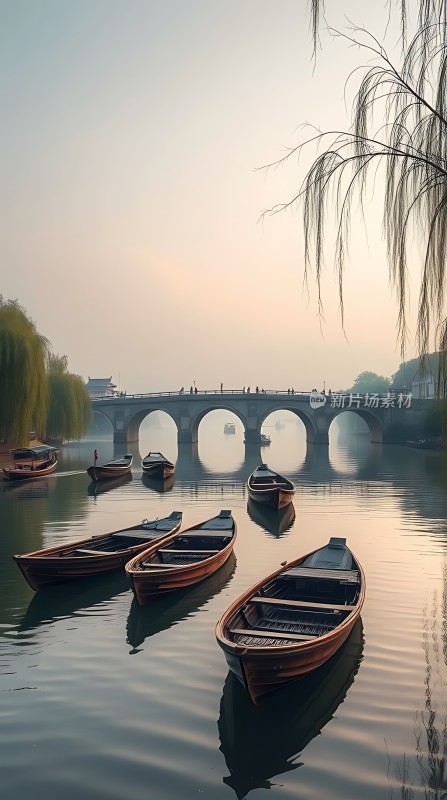 晨雾中的古桥与木船
