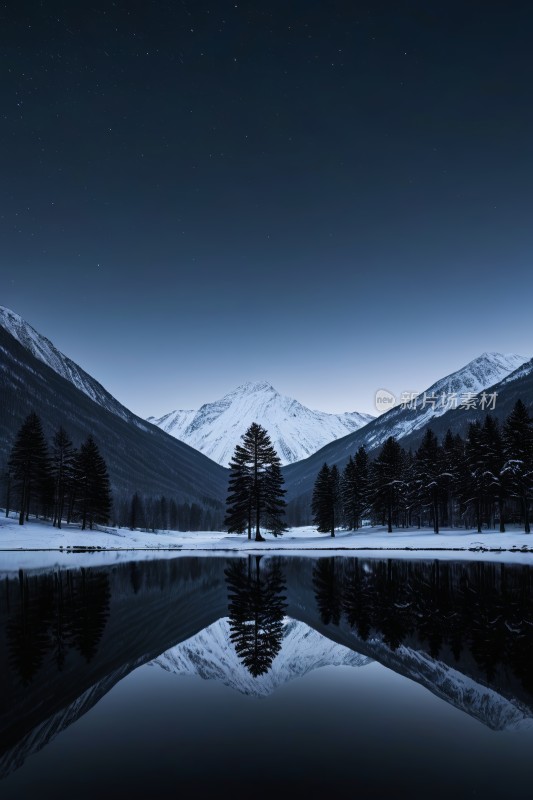 欣赏山脉湖泊和孤树的景色高清图片