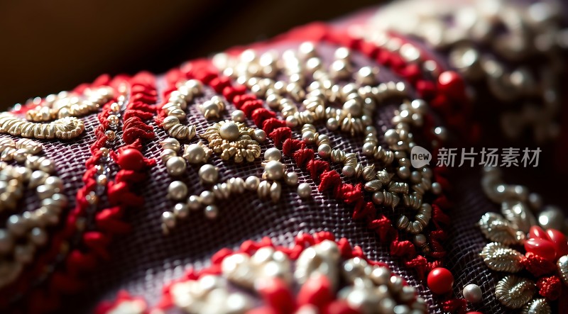 红色与银色珠绣细节之美