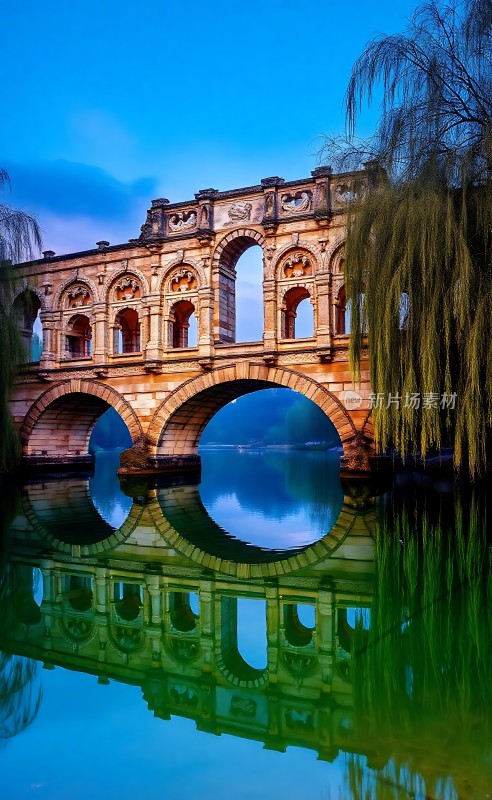 湖畔古桥映水波