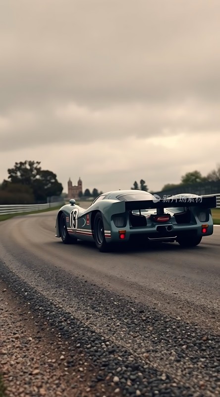 赛道上的绿色赛车