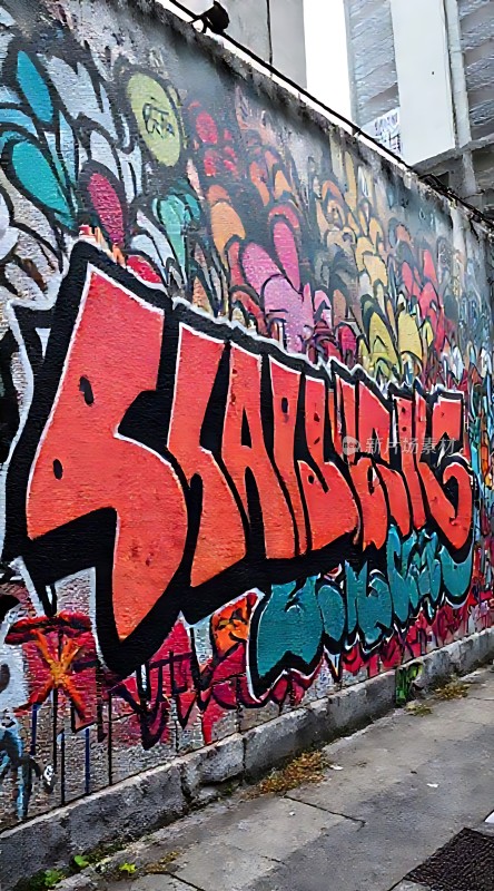 街头艺术墙绘色彩斑斓字母涂鸦引人注目