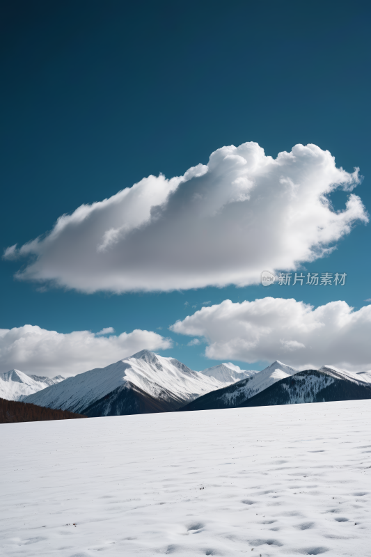 滑雪者正在穿过一片白雪覆盖的田野山脉风景