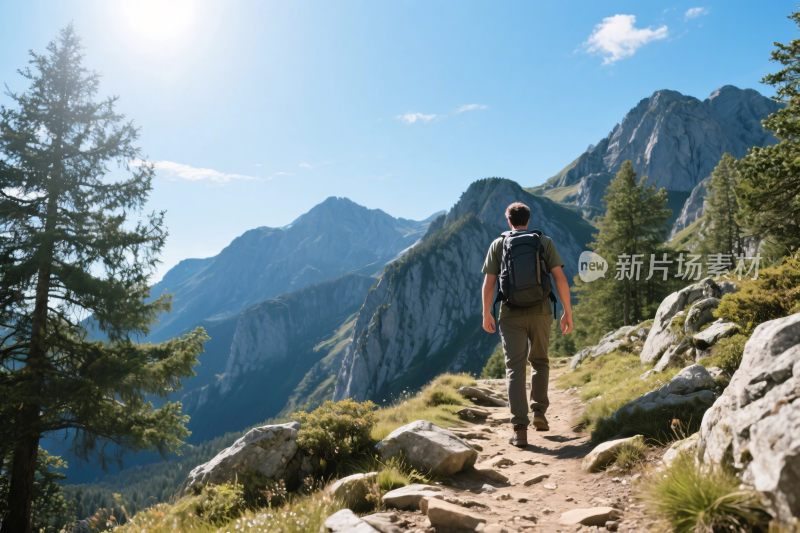 户外山地徒步场景