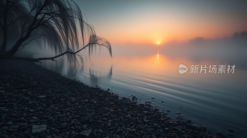 湖畔晨曦映雾霭