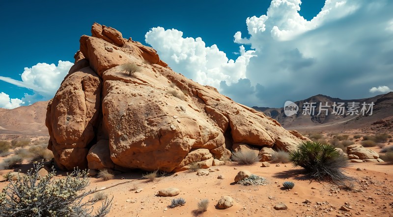 沙漠奇石蓝天白云下的自然美景