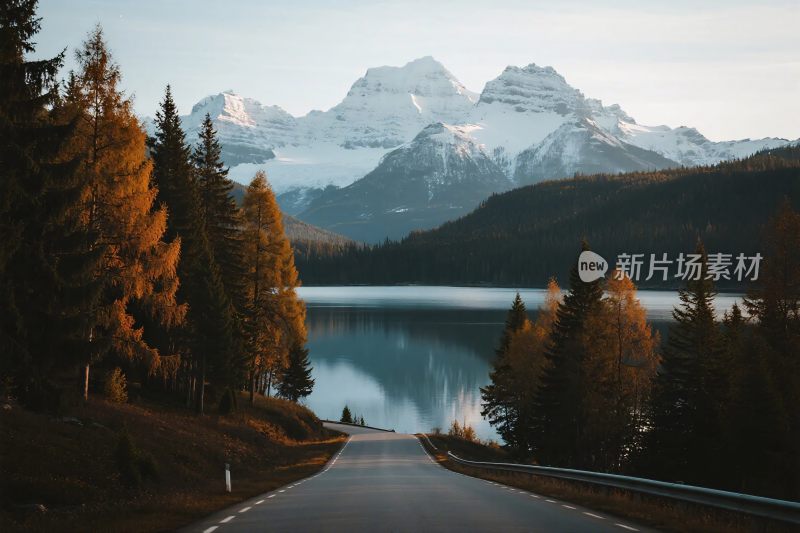 秋日山间公路与湖景风光