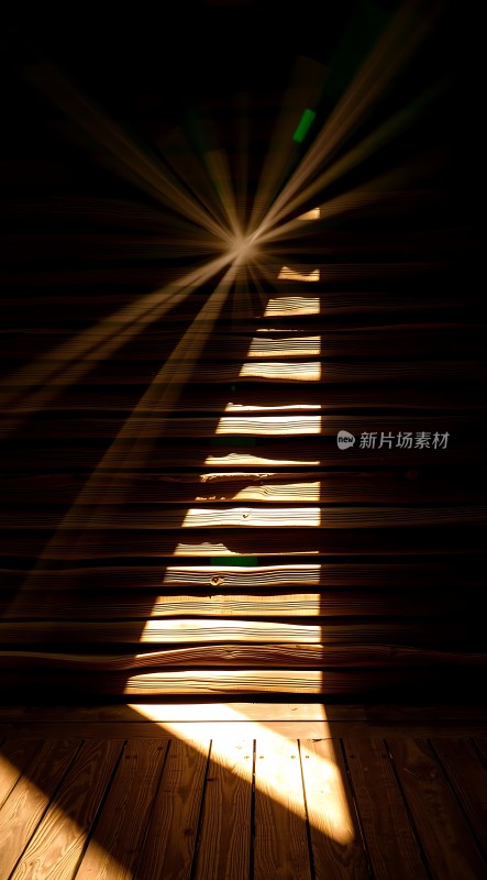 阳光透过木门洒下形成光影斑驳的画面