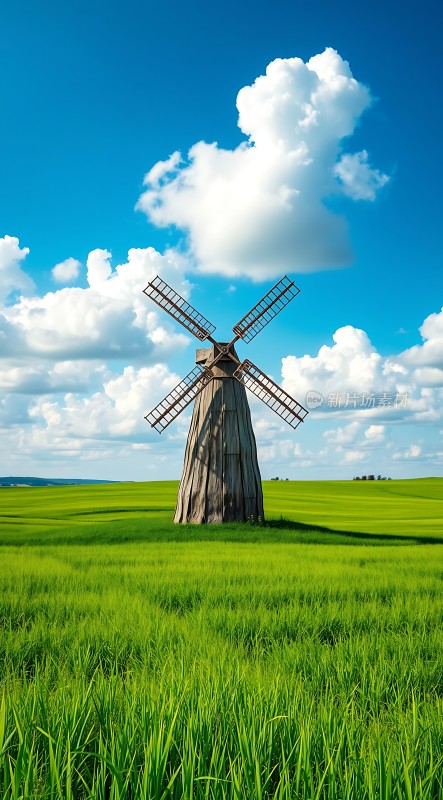 蓝天白云下的风车与绿草地