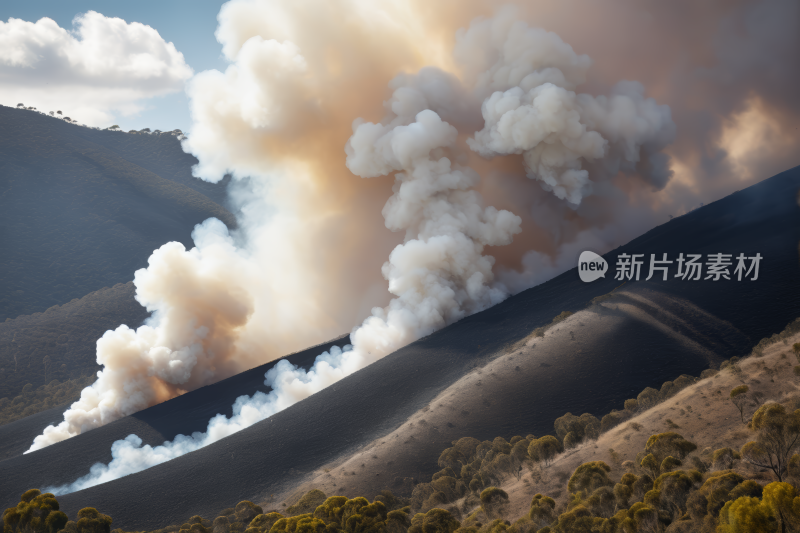 烟雾从山上冒出浓烟滚滚而来高清风景图片