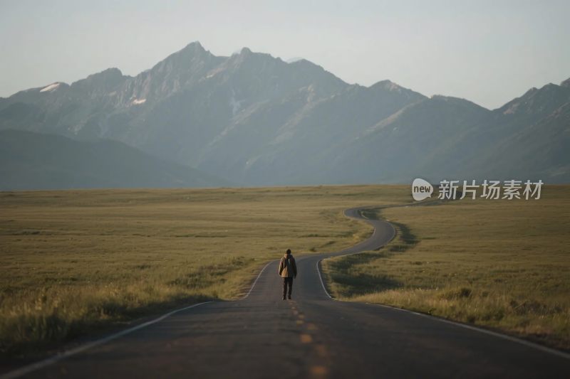 草原道路远山风景