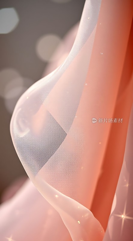 粉红轻纱映月光