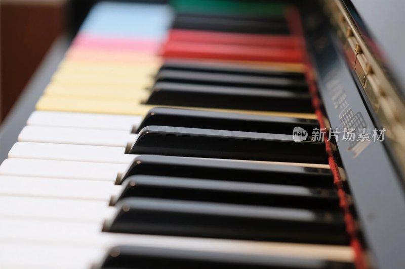 彩色钢琴键特写