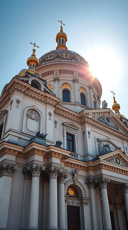 阳光下的宏伟教堂