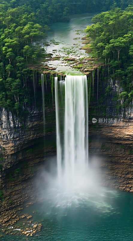 瀑布飞流直下绿树成荫自然美景令人陶醉