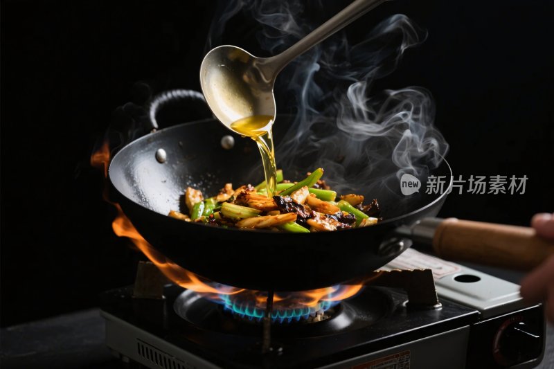 锅中食材烹饪瞬间画面