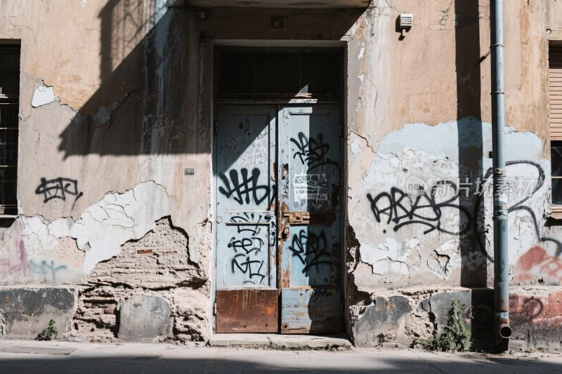 老旧建筑涂鸦门