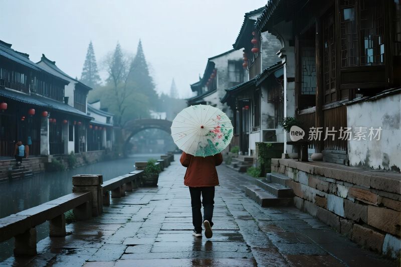 撑伞漫步在烟雨江南古巷