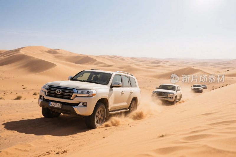 沙漠中行驶的多辆越野车