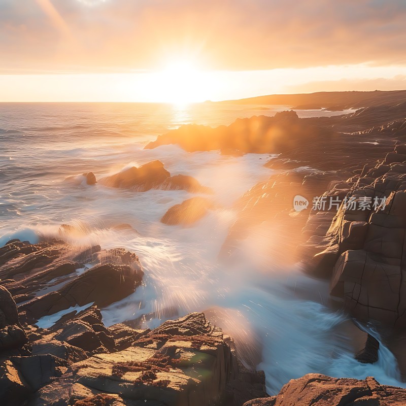 日落时分的海浪与岩石
