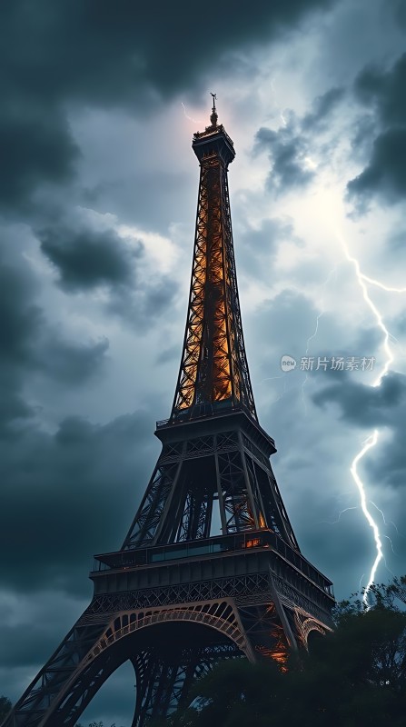 巴黎铁塔闪电之夜