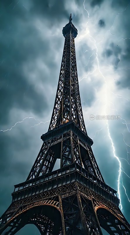巴黎铁塔闪电奇观