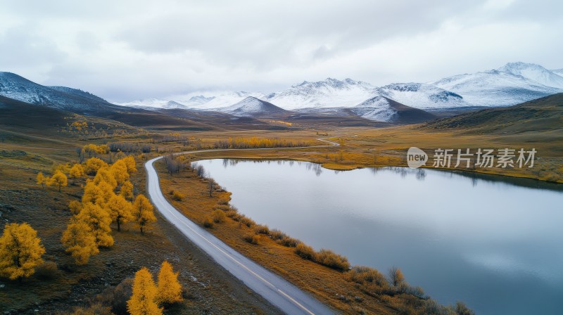 湖泊公路秋景秋色