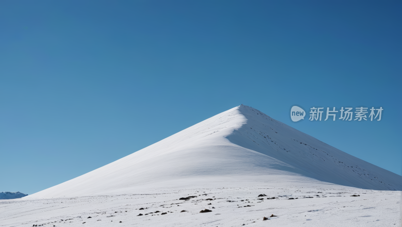 滑雪者正在蓝天雪山上滑雪高清图片