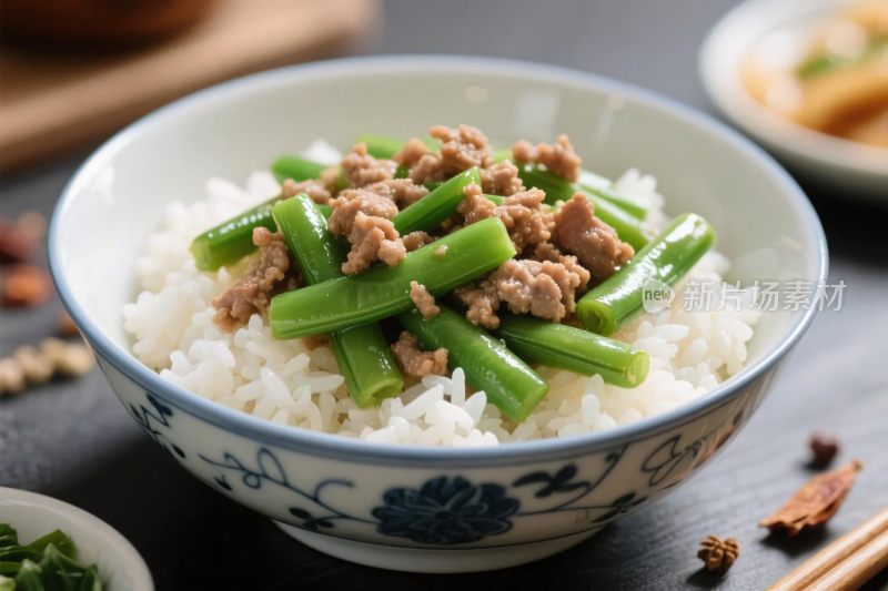 米饭配豆角肉末